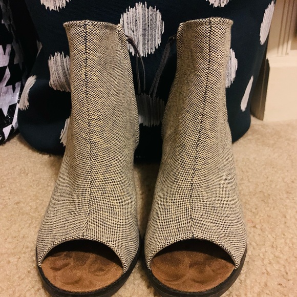 Toms 9.5 woven textured peep toe bootie with a solid block heel and gold thread - Picture 4 of 4